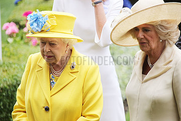 Royal Ascot  Grossbritannien  Koenigin Elizabeth die Zweite von England (llnks) und Camilla Mountbatten-Windsor