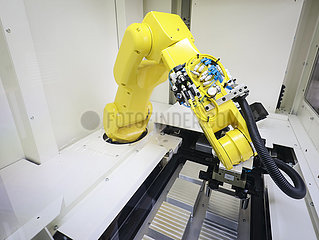 Roboterarm bestueckt CNC-Fraese  Stromboli Elektro und Feinwerktechnik  Bochum  Nordrhein-Westfalen  Deutschland  Europa