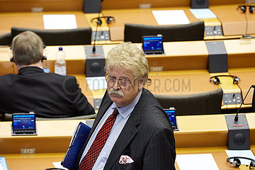 Bruessel  Region Bruessel-Hauptstadt  Belgien - Elmar Brok im Sitzungssaal des Europaparlaments.