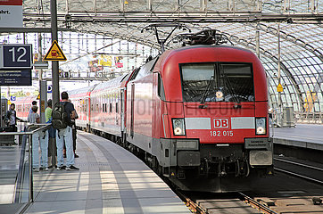 Berlin  Deutschland  IRE aus Hamburg faehrt im Hauptbahnhof ein