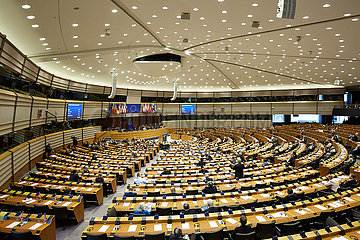 Bruessel  Region Bruessel-Hauptstadt  Belgien - Sitzungssaal des Europaparlaments mit Abgeordneten.