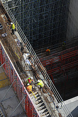 Bauwirtschaft  Bauarbeiter arbeiten auf einer Baustelle  Deutschland  Europa