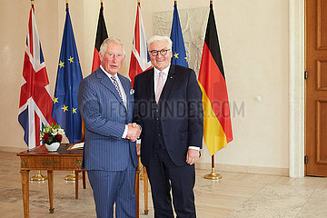 Berlin  Deutschland - Prinz von Wales und der Bundespraesidenten Frank-Walter Steinmeier. Begruessung in der Empfangshalle von Schloss Bellevue.