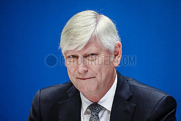 Dr. Rolf Martin Schmitz  RWE Vorstandsvorsitzender  CEO der RWE AG  Essen  Nordrhein-Westfalen  Deutschland  Europa