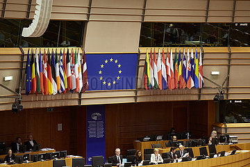 Bruessel  Region Bruessel-Hauptstadt  Belgien - Europafahne und Fahnen aller Mitgliedsstaaten der EU im Europaparlament.
