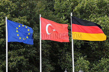 Berlin  Deutschland  Nationalfahnen der Bundesrepublik Deutschland  der Tuerkei und die Europafahne