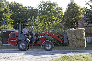 Gestuet Goerlsdorf  Heuballen werden mit einem Traktor transportiert