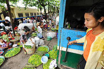 Yangon  Myanmar  Maedchen mit Lutscher in der Ringbahn