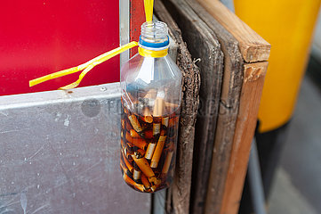 Singapur  Republik Singapur  Flasche mit Zigarettenkippen in Chinatown