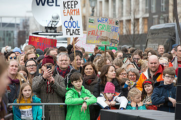 Berlin  Deutschland - Klimaschutzaktivisten demonstrieren anlaesslich der FridaysForFuture Demonstration am Brandenburger Tor.