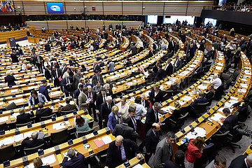 Bruessel  Region Bruessel-Hauptstadt  Belgien - Abgeordnete verlassen den Sitzungssaal des Europaparlaments.