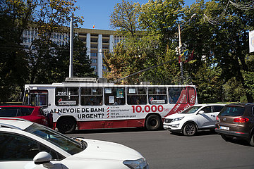 Republik Moldau  Chisinau - Linienbus mit Werbung fuer Privatkredite vor dem Parlamentsgebaeude