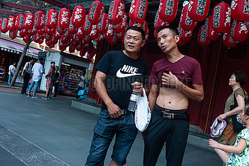 Singapur  Republik Singapur  Chinesische Besucher am Buddha Tooth Relic Tempel in Chinatown
