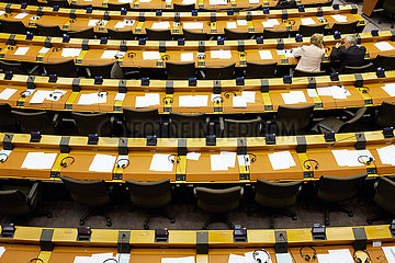 Bruessel  Region Bruessel-Hauptstadt  Belgien - Zwei Abgeordnete in den Sitzreihen des Europaparlaments.