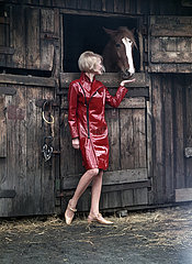 Berlin  Deutsche Demokratische Republik  Model zeigt die neueste Damenmode an einer Pferdebox