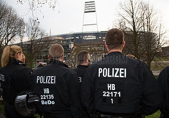 Deutschland  Bremen - Polizeieinsatz beim Ende des Fussball-Bundesliga-Spiels SV Werder Bremen - FSV Mainz (kein Hochrisikospiel)  hinten das Weserstadion