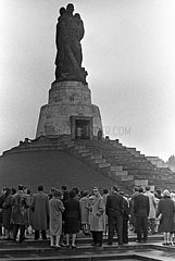 Berlin  DDR  Menschen gedenken dem Tag der Befreiung am Sowjetischen Ehrenmal im Treptower Park