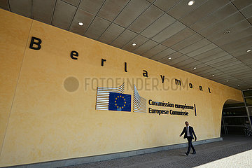 Bruessel  Region Bruessel-Hauptstadt  Belgien - Mann vor dem Berlaymont-Gebaeude im Europaviertel.