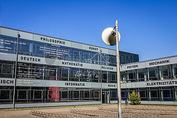 Themenbild Schulbildung  Gymnasium  Fassade mit Zitaten und Formeln  Deutschland