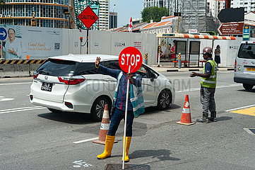 Singapur  Republik Singapur  Verkehrsregelung auf einer Strasse in Chinatown