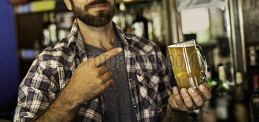 Man pointing at beer mug