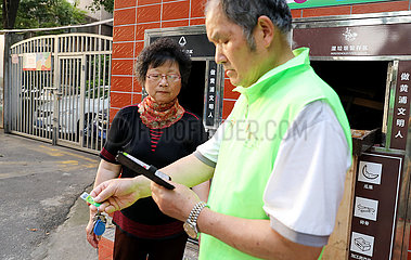 CHINA-Shanghai-RUBBISH KLASSIFIKATION -Volunteer (CN)