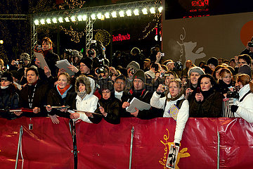 Fans vor dem Roten Teppich auf der Berlinale 2011