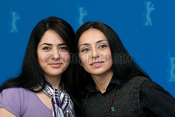 Die Geschwister Nesrin und Yasemin Samdereli auf der Berlinale 2011 bei der Vorstellung ihres Films Almanya