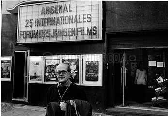 Der portugiesische Regisseur Manoel de Oliveira vor dem Kino Arsenal in der Welserstr.