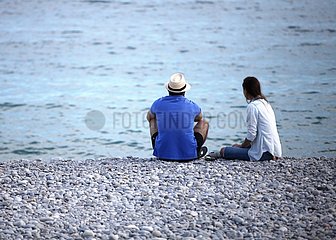 Mann und Frau sitzen am Strand
