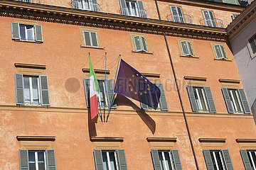 Italienische und Europaeische Fahne in Rom