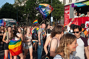 Wien  Oesterreich  Teilnehmer tanzen auf der Euro Pride Parade