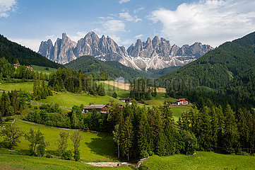 St. Magdalena  Villnoess  Trentino  Suedtirol  Naturpark Villnoesstal mit den Bergen der Puez Geislergruppe