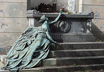 Grabskulptur auf dem Monumentalfriedhof Staglieno in Genua