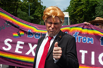 Wien  Oesterreich  Trump Doppelgaenger auf der Euro Pride Parade