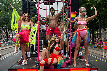 Wien  Oesterreich  Teilnehmer auf der Euro Pride Parade