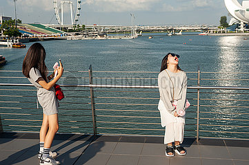 Singapur  Republik Singapur  Touristen am Singapore River in Marina Bay