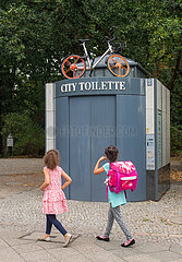 Berlin  Deutschland  Ein Leasing-Fahrrad von Mobike auf einer City-Toilette