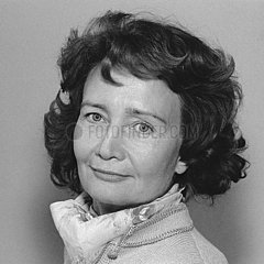 MOMMSEN  Katharina - Portrait of the Literature Scientist