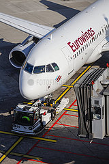 Eurowings Flugzeug parkt am Gate  Flughafen Duesseldorf International  DUS  Nordrhein-Westfalen  Deutschland