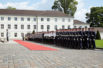 Berlin  Deutschland - Das Stabsmusikkorps und Soldaten des Wachbatallions im Ehrenhof von Schloss Bellevue.