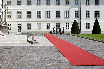 Berlin  Deutschland - Vorbereitungen fuer einen Staatsbesuch im Ehrenhof von Schloss Bellevue.