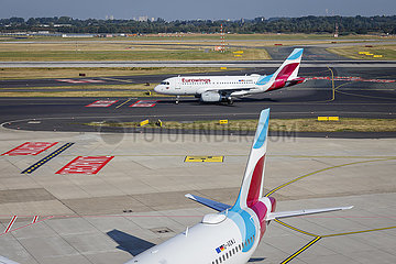 Eurowings Flugzeuge auf dem Weg zur Startbahn  Flughafen Duesseldorf International  DUS  Nordrhein-Westfalen  Deutschland