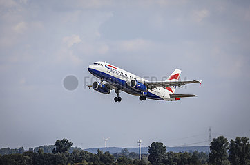 British Airways Flugzeug startet vom Flughafen Duesseldorf International  DUS  Nordrhein-Westfalen  Deutschland
