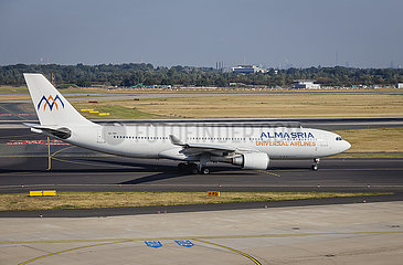 Almasria Universal Airlines Flugzeug auf dem Weg zur Startbahn  Flughafen Duesseldorf International  DUS  Nordrhein-Westfalen  Deutschland