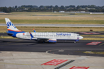 SunExpress Flugzeug auf dem Weg zur Startbahn  Flughafen Duesseldorf International  DUS  Nordrhein-Westfalen  Deutschland