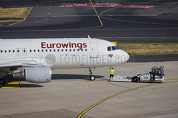 Eurowings Flugzeug auf dem Weg zur Startbahn  Flughafen Duesseldorf International  DUS  Nordrhein-Westfalen  Deutschland