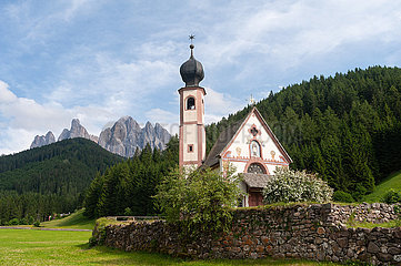 St. Magdalena  Villnoess  Trentino  Suedtirol  Kirche St. Johann in Ranui mit Bergen der Puez Geislergruppe