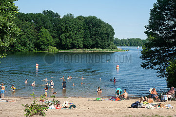 Berlin  Deutschland  Menschen erholen sich am Tegeler See in Reinickendorf