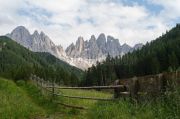St. Magdalena  Villnoess  Trentino  Suedtirol  Naturpark Villnoesstal mit den Bergen der Puez Geislergruppe